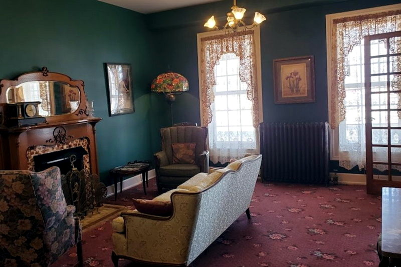 Colonial House Inn (Colonial House and Motel) - From Web Listing (newer photo)